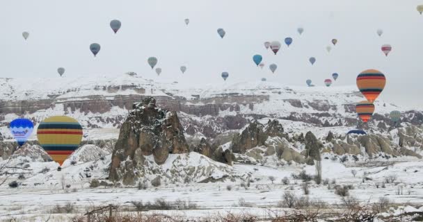 Varm luft ballong över Goreme Valley på vinter 6 — Stockvideo