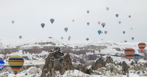 Heißluftballon über dem Goreme-Tal im Winter 7 — Stockvideo