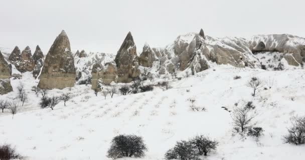 カッパドキアの雪に覆われた山の風景 — ストック動画