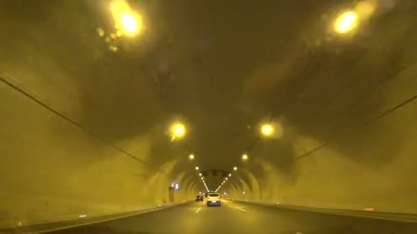 O carro está passando pelo túnel 2 — Vídeo de Stock