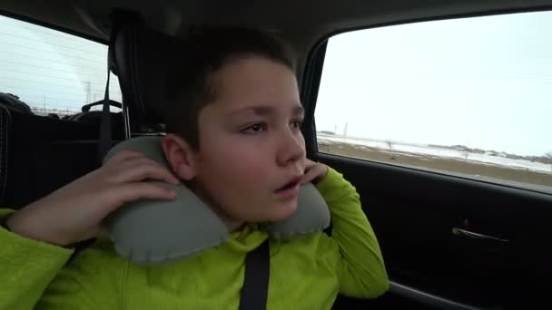 Cansado joven pasajero durmiendo en el coche 4 — Vídeo de stock