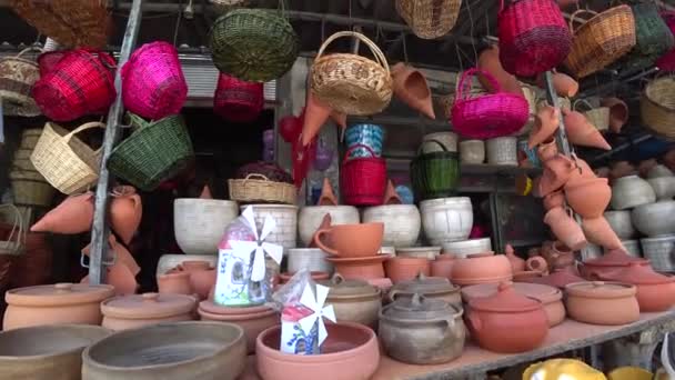 Wicker Basketsand Ceramic Pots Street Market — Stock Video