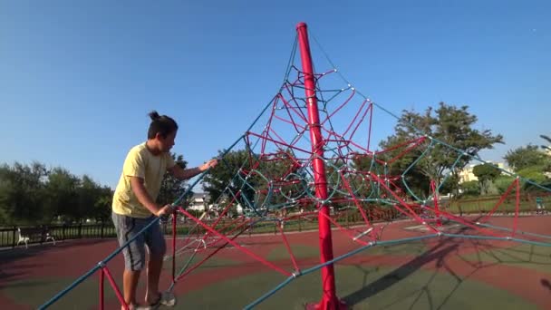 Retrato Joven Feliz Divirtiéndose Parque Infantil — Vídeos de Stock