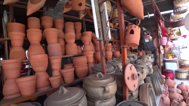 手作りの陶磁器の鍋の棚の上 — ストック動画