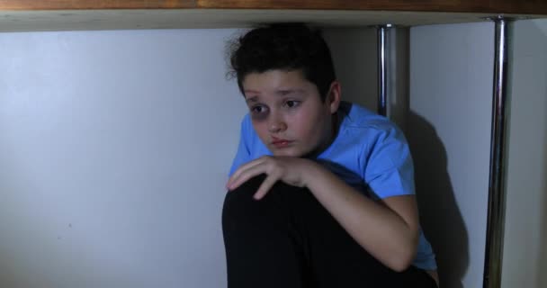 Porträt Eines Kaukasischen Verängstigten Kindes Mit Körperlichem Missbrauch — Stockvideo