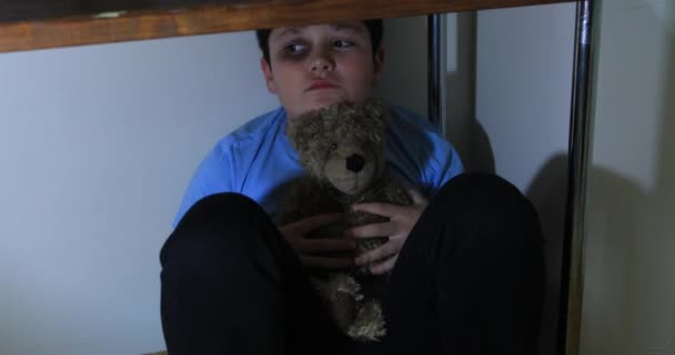 Портрет Напуганного Кавказского Ребенка Физическим Насилием — стоковое видео