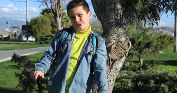 Ung pojke slicka en lollipop på utomhus 3 — Stockvideo