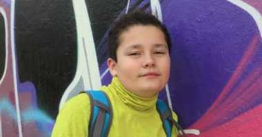 Varoluş boy gülümseyerek 4 portresi