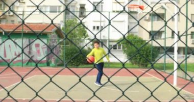 Genç çocuk basketbol 2 oynarken