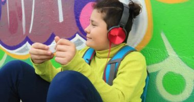 Genç çocuk Şehir Parkı, müzik dinlemek