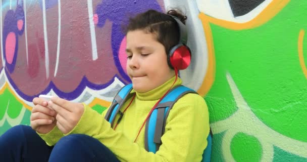 Junge mit Kopfhörer hört Musik — Stockvideo