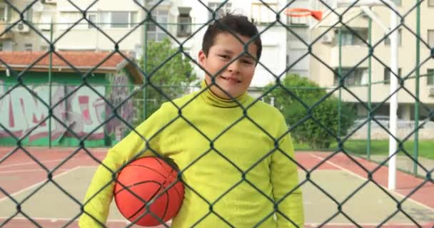 Jovem menino jogar basquete — Vídeo de Stock