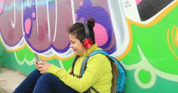 Niño con auriculares usando tableta digital 10 — Vídeo de stock