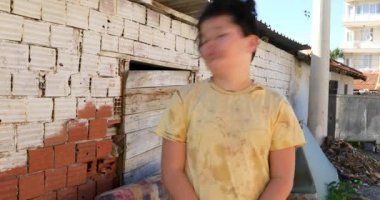 Beyaz zavallı genç bir çocuk gecekondu ve ne yazık ki seyir infront portresi