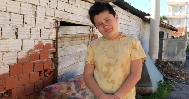 Retrato Jovem Caucasiano Pobre Frente Favela Olhando Tristemente — Vídeo de Stock