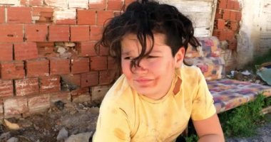 Beyaz zavallı genç bir çocuk gecekondu ve ne yazık ki seyir infront portresi