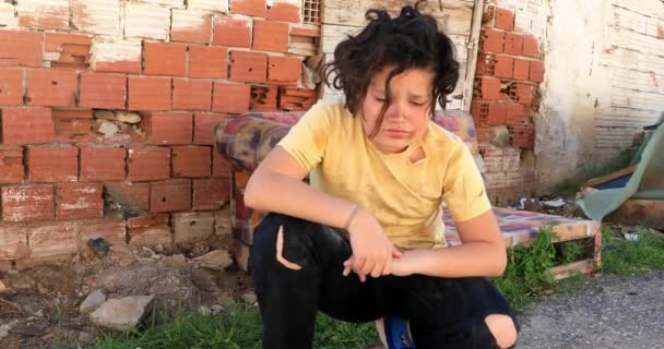 Retrato Jovem Caucasiano Pobre Frente Favela Olhando Tristemente — Vídeo de Stock