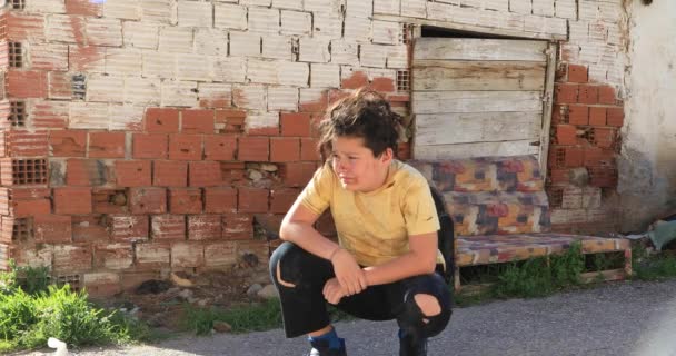 Porträt Eines Kaukasischen Armen Jungen Vor Dem Slum Und Sieht — Stockvideo