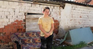 Beyaz zavallı genç bir çocuk gecekondu ve ne yazık ki seyir infront portresi