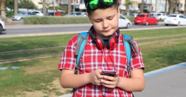 Porträtt Glad Söt Tonåring Pojke Att Göra Selfie Stadsparken — Stockvideo