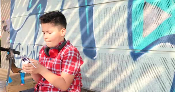Πορτρέτο Ενός Ευτυχής Preteen Αγόρι Κάθεται Στο Υπαίθριο Χρησιμοποιώντας Smartphone — Αρχείο Βίντεο