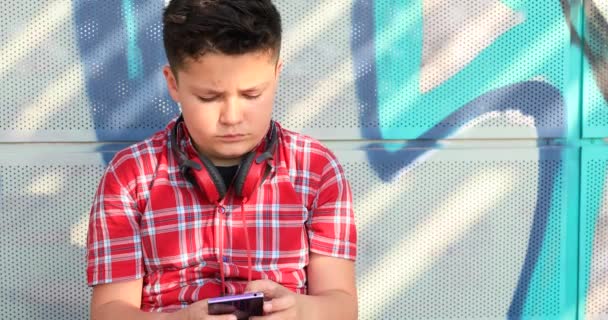 Retrato Adolescente Guapo Con Auriculares Usando Teléfono Inteligente Tecnología Comunicación — Vídeo de stock