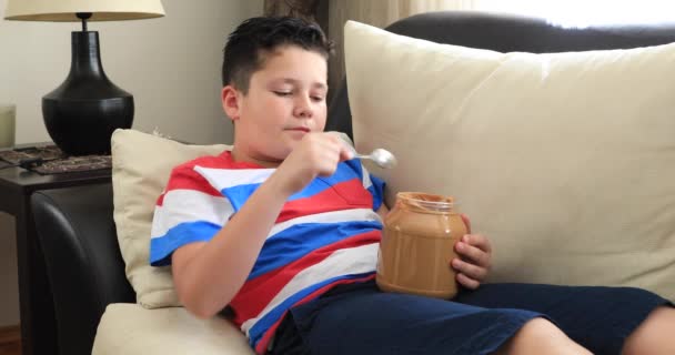 Ritratto Bambino Seduto Divano Con Telecomando Che Guarda Televisione Mangia — Video Stock