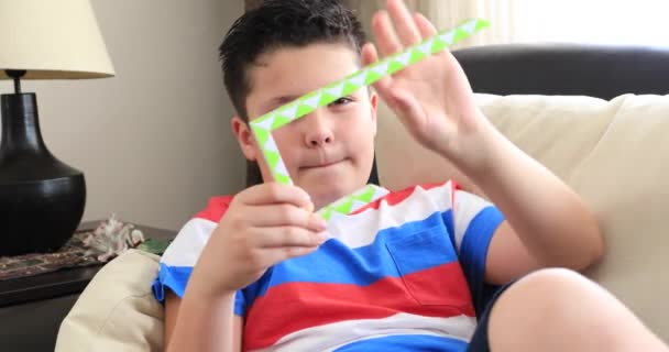 青春期男孩玩他的玩具 — 图库视频影像