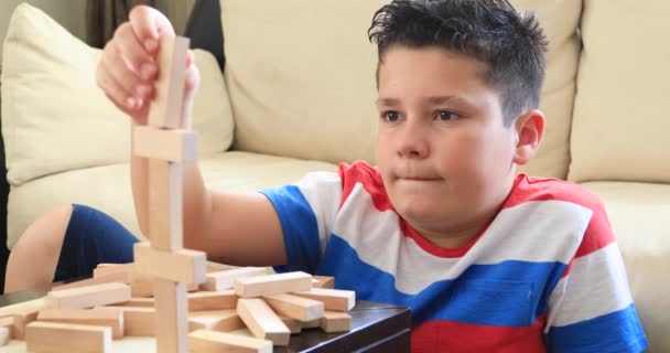 Frührentner Junge Spielt Hause Mit Hölzernem Hochhaus Spiel — Stockvideo