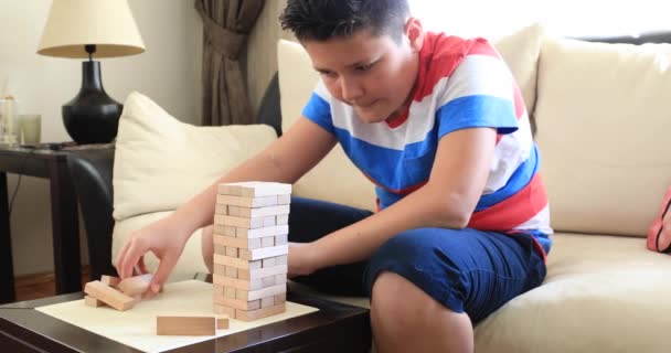 Frührentner Junge Spielt Hause Mit Hölzernem Hochhaus Spiel — Stockvideo