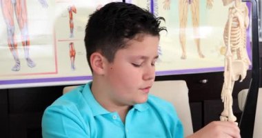 Biyoloji dersi okuyan bir sevimli beyaz öğrenci portresi