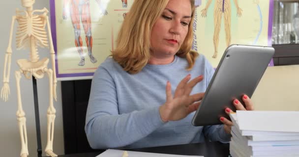 Doctora Que Trabaja Con Tableta Digital Consultorio — Vídeo de stock