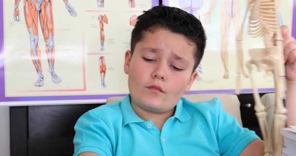 Retrato Estudante Caucasiano Bonito Estudando Aula Biologia — Vídeo de Stock