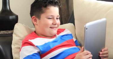 Görüntülü arama evimde tablet pc ile sevimli bir varoluş çocuk portresi