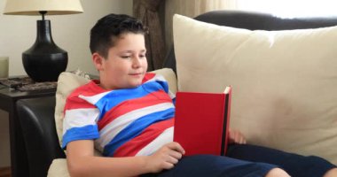 Okul kanepede döşenmesi ve evde kitap okurken çocuk portresi