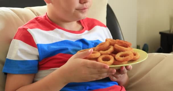 Retrato Bonito Preteen Chld Comer Anéis Cebola — Vídeo de Stock