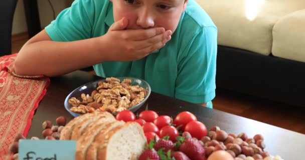 食物アレルギー アレルギー食品を見て悲しい少年の肖像画 Peple 食品と健康管理の概念 — ストック動画