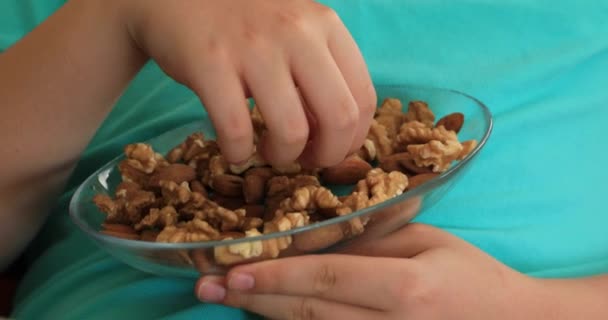 Porträt Eines Jungen Frühpubertären Jungen Der Auf Dem Sofa Sitzt — Stockvideo