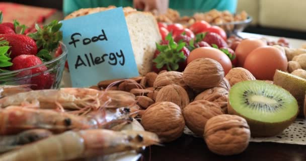 食物アレルギー アレルギー食品を見て悲しい少年の肖像画 Peple 食品と健康管理の概念 — ストック動画