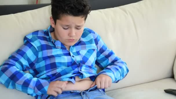 Portret Chłopca Smutny Tłuszcz Yung Próbuje Sobie Jego Wąskie Dżinsy — Wideo stockowe
