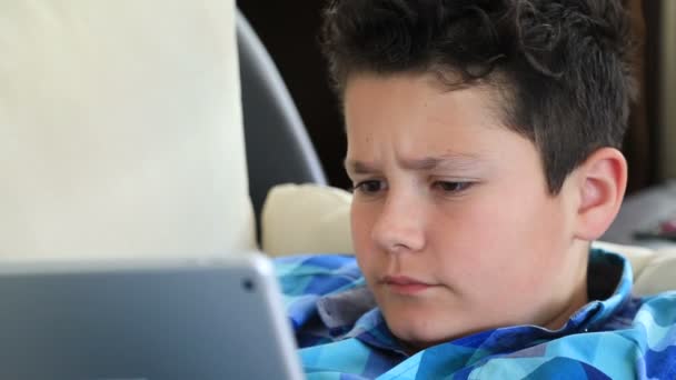 Portréja Egy Nyugodt Preteen Fiú Szóló Kanapé Digitális Tabletta Sms — Stock videók