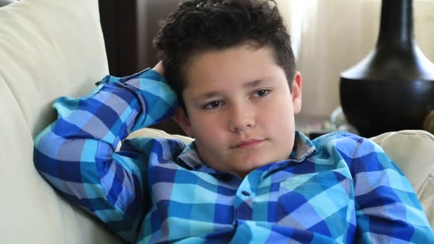 Portretul Unui Băiat Tânăr Preadolescent Telecomandă Întinsă Canapea Uitându Televizor — Videoclip de stoc