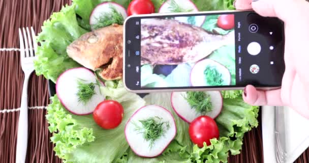 Vrouwelijke Handen Met Behulp Van Smartphone Foto Van Schaal Schelpdieren — Stockvideo