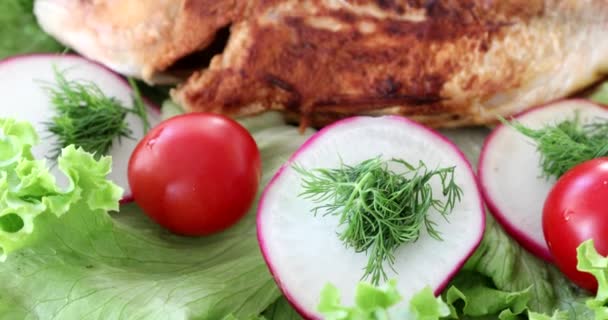 Sabroso Pescado Frito Con Ensalada Plato — Vídeos de Stock