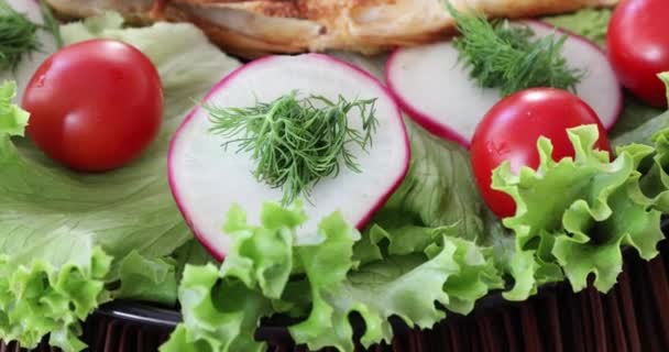 Lekker Gefrituurde Vis Met Salade Bord — Stockvideo