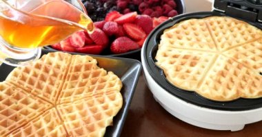 Elektrikli Waffle makinesinde Ev Yapımı Lezzetli Waffle yapmak