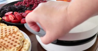 Elektrikli Waffle makinesinde Ev Yapımı Lezzetli Waffle yapmak