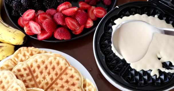 Fazendo Waffles Deliciosos Caseiros Fabricante Waffle Elétrico — Vídeo de Stock