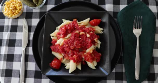 Smaklig Pasta Penne Med Bolognese Tomatsås — Stockvideo