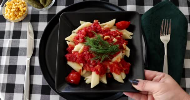 Finom Tészta Penne Bolognai Paradicsomszósszal — Stock videók